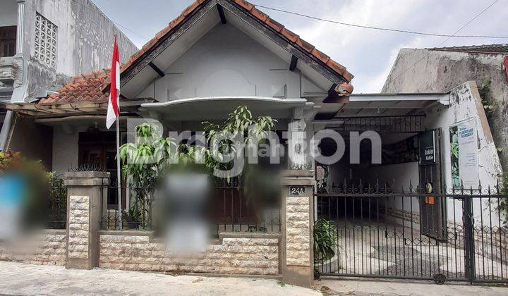 RUMAH DENGAN TANAH LUAS BELAKANG KAMPUS 1