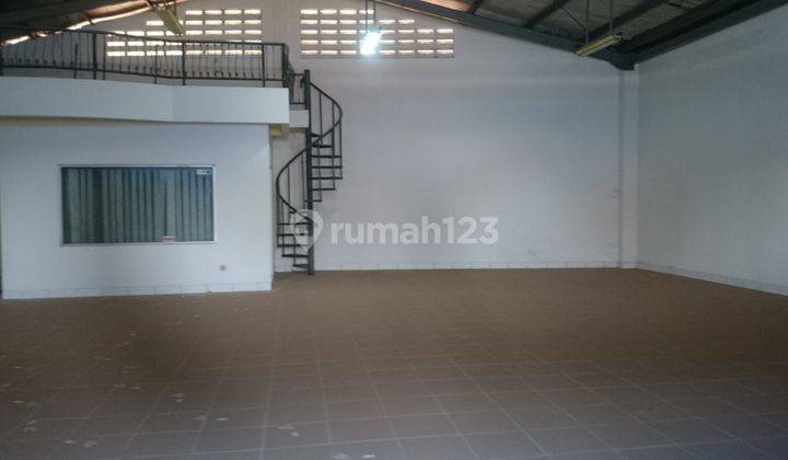 EX SHOWROOM yang sangat bagus, besar dan luas. 2