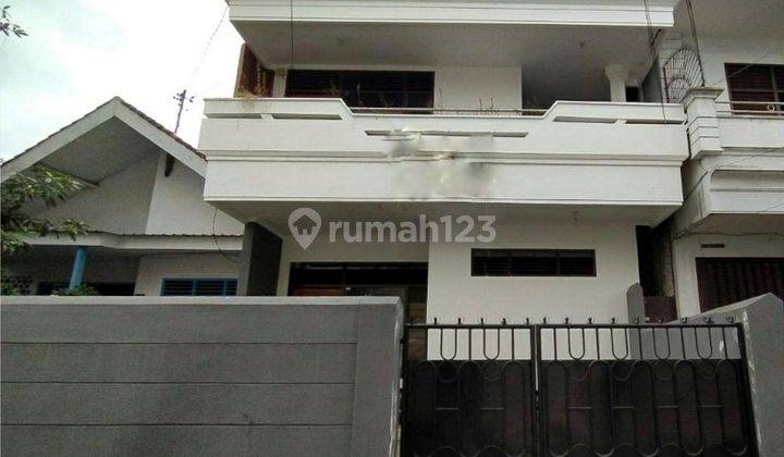 RUMAH 2 LANTAI TENGAH KOTA JEMBER. DEKAT DENGAN SEMUA PUSAT PERBELANJAAN 2