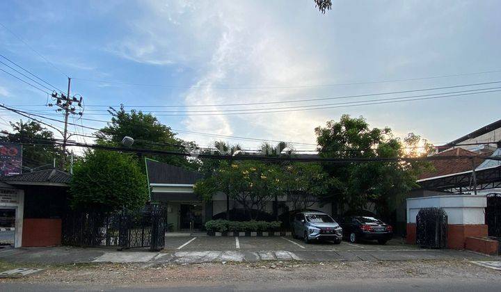 RUMAH JL. SULAWESI  HOOK COCOK UNTUK USAHA PRAKTEK DOKTER 1