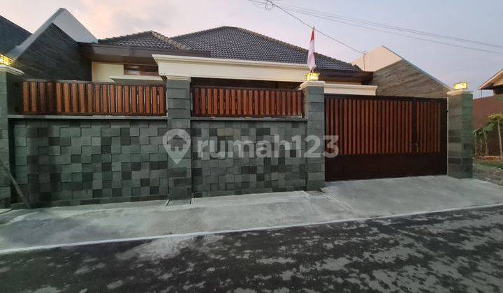 Rumah baru minimalis di sumber banj di Sumber Banjarsari Solo Rumah baru minimalis di sumber banj di Sumber Banjarsari Solo