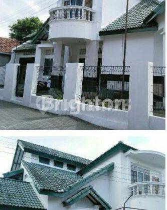 rumah mewah dua lantai bergaya modern 1