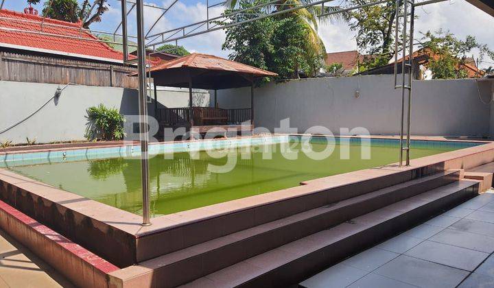 RUMAH SATU LANTAI KOLAM RENANG DI KAWASAN PERUMAHAN PUPUK 1