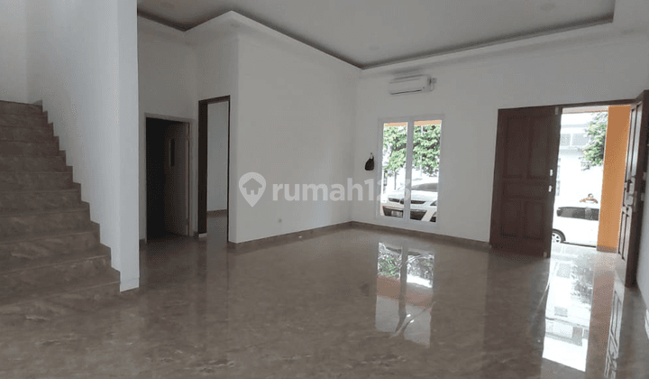 Rumah siap huni 2 lantai bangunan minimalis asri bebas banjir lokasi di depan 2