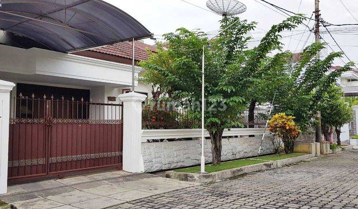 Rumah di Dharmahusada Utara, Bagus + Terawat, Row jalan bisa 6 - 7 mobil 1