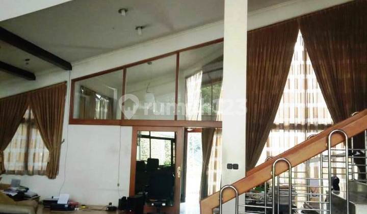 ruang keluarga rumah lux di budi asih