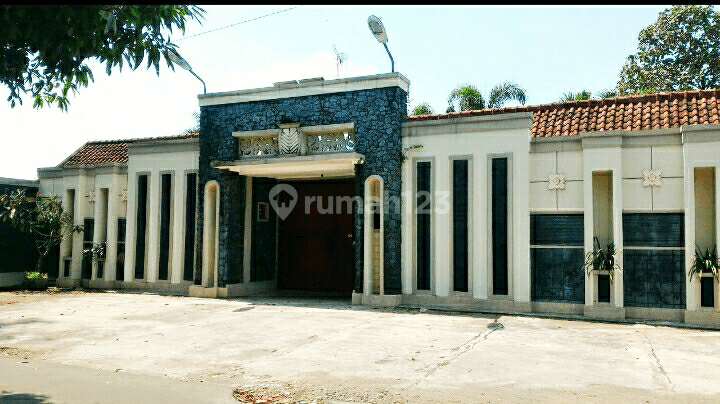 Rumah mewah dengan kolam renang di colomadu solo 2