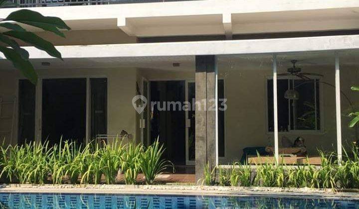 Rumah mewah ada kolam renang di colomadu solo 2