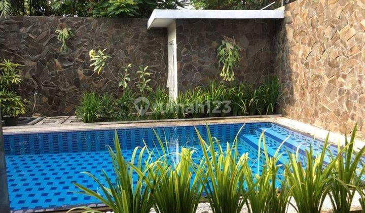 Rumah mewah ada kolam renang di colomadu solo 1