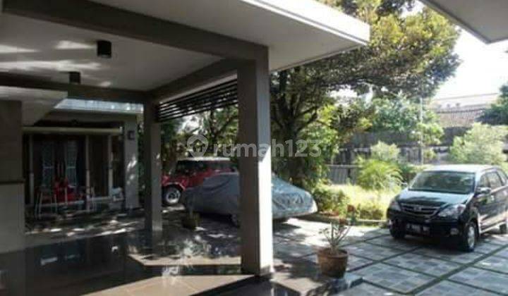 Rumah mewah dengan kolam renang di laweyan solo 1