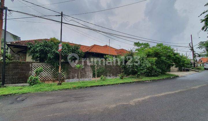 Rumah Besar di Bintaro Sektor 1 Taman Luas Cocok untuk Keluarga