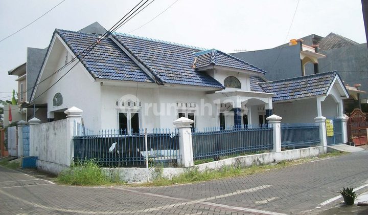 House in Bendul Merisi Permai, Corner Lot, Wide Street Row, Flood-Free, Well-Maintained and Good Condition.