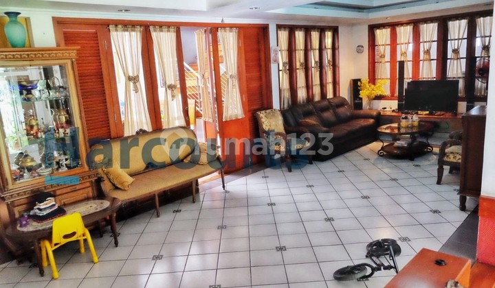 ruang tamu jual rumah 2 lantai di