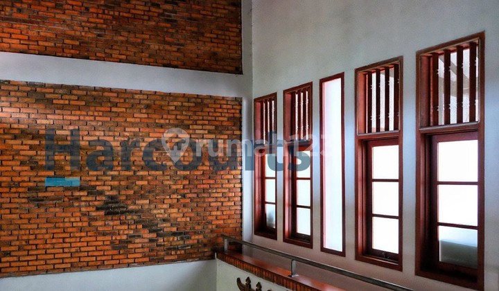 ruang tamu jual rumah 2 lantai di
