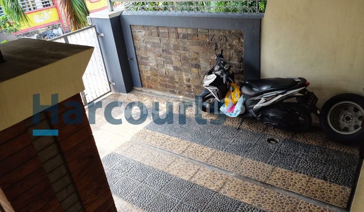 garasi/carport jual rumah 2 lantai di