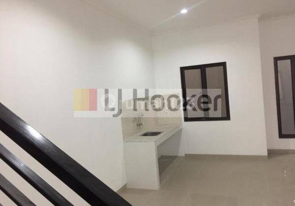 Rumah 3 lantai bagus dengan master BR yang luas di belakang tomang hero 2