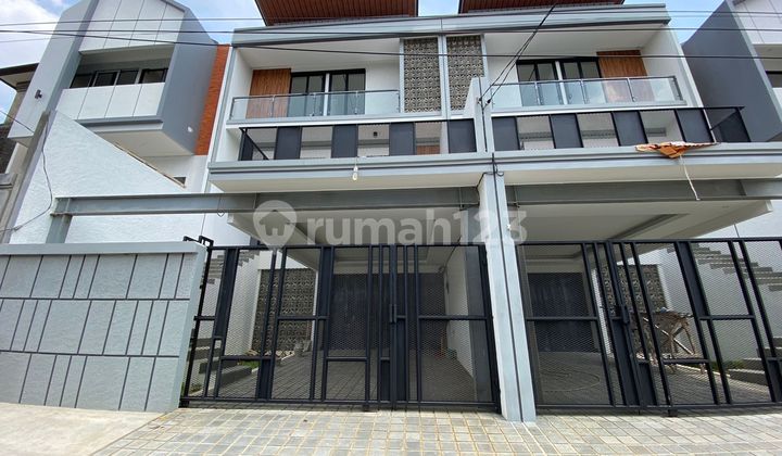 Rumah 3 lantai Bangunan Full baru di daerah Duren Sawit, Jakarta Timur