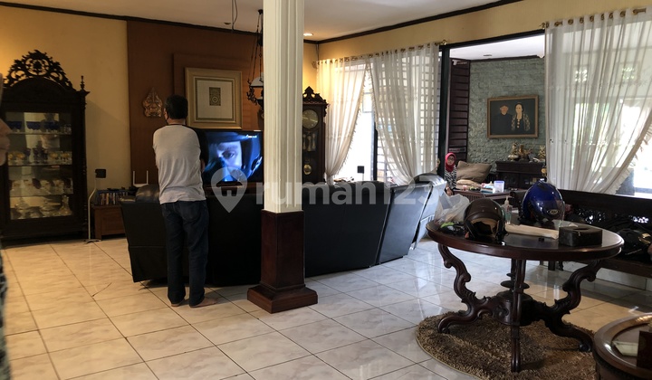 House in Tebet with a large yard, featuring a garden and gazebo in the back.