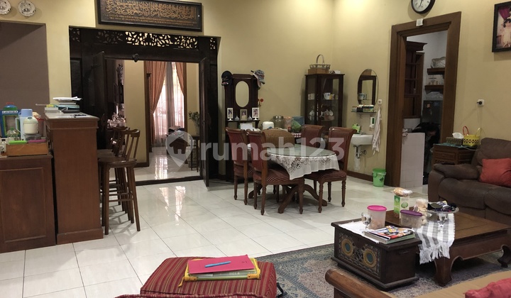 A Spacious and Comfortable House with a Garden Inside A Spacious and Comfortable House with a Garden Inside