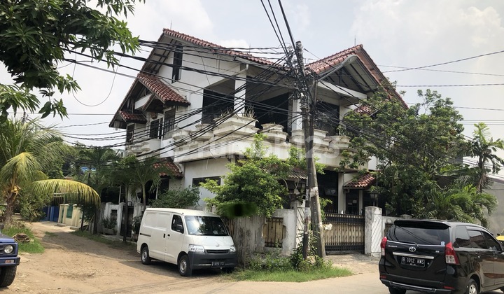 Rumah Hoek Dekat Tol dan Stasiun LRT