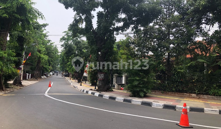 Rumah besar pinggir jalan.. Rumah besar pinggir jalan..