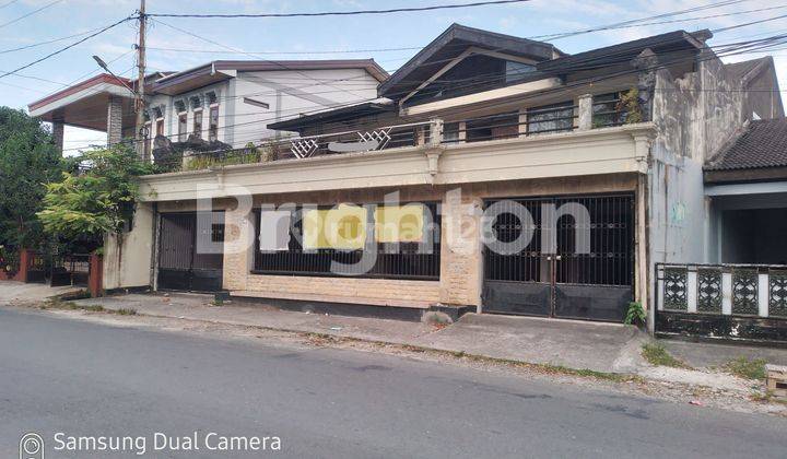 rumah mewah di pinggir  jalan  besar 1