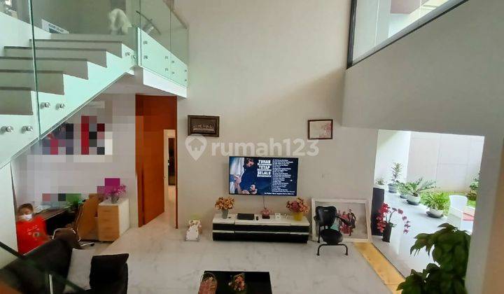 Rumah 2 Lantai Bagus Furnished Sertifikat Hak Milik di Singgasana Pradana, Bandung 1