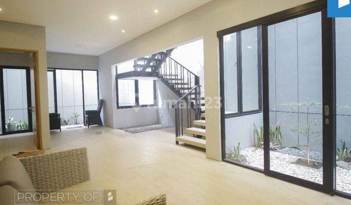 Rumah di Singgasana Pradana 2 lantai dengan design cantik  1