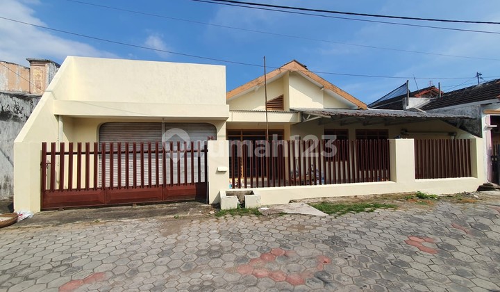 Classic 3-Bedroom House Suitable for Office Use 1