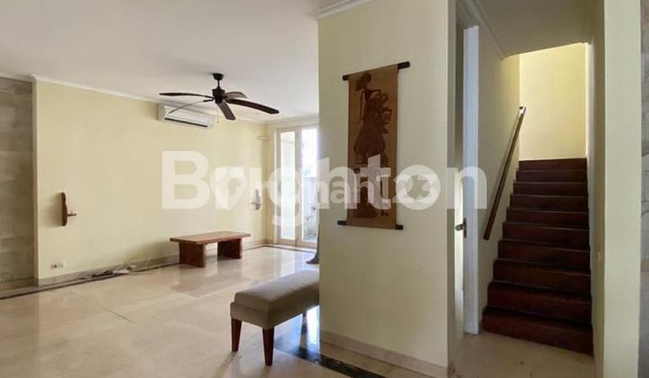 Rumah Berkonsep Town House Mewah di Lokasi Premium  2