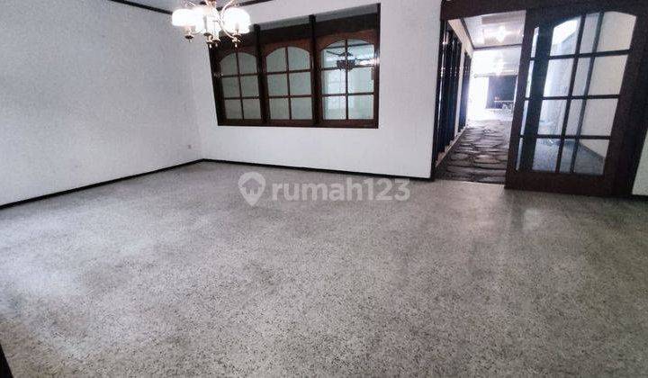 Prime Location Jual Rumah Terawat 2,5 Lantai di Jalan Sunda 1