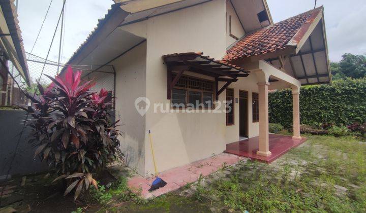 Rumah Strategis Dekat Pusat Kota Cirebon Berhalaman Luas 2