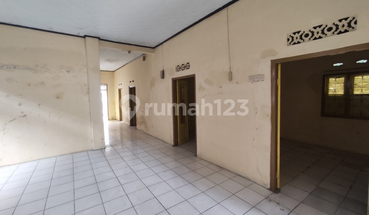 Rumah Strategis Dekat Pusat Kota Cirebon Berhalaman Luas 2