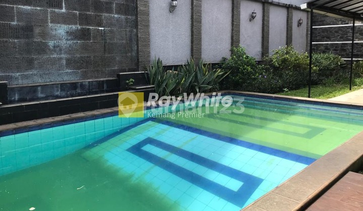Rumah 1 lantai tersedia kolam renang dan halaman di pondok indah 2