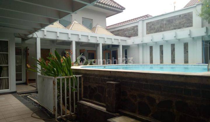 Rumah ada Kolam Renang di Menteng, Jakarta Pusat 1