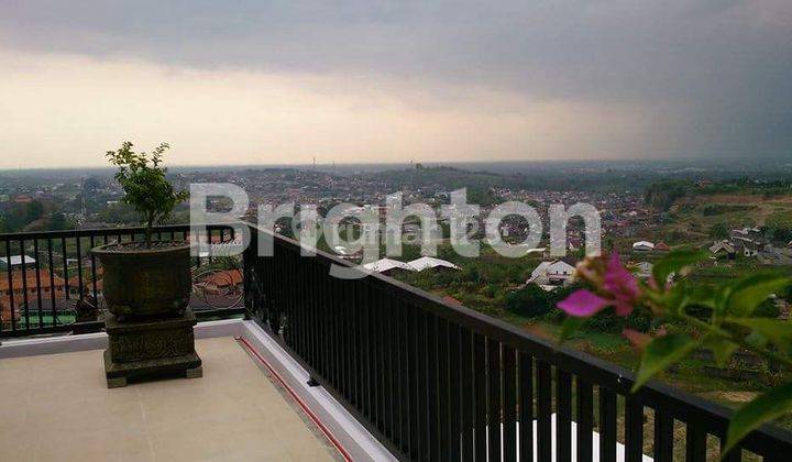 RUMAH MEWAH SULTAN FULL FURNISH DEKAT PUSAT KOTA VIEW CANTIK 2