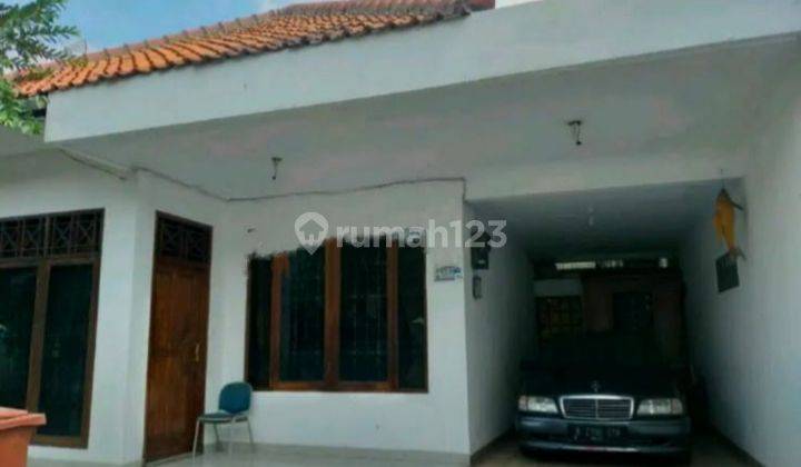 Turun Harga!!  Rumah Lebar dan Luas di Utan Kayu, Jakarta Timur 1