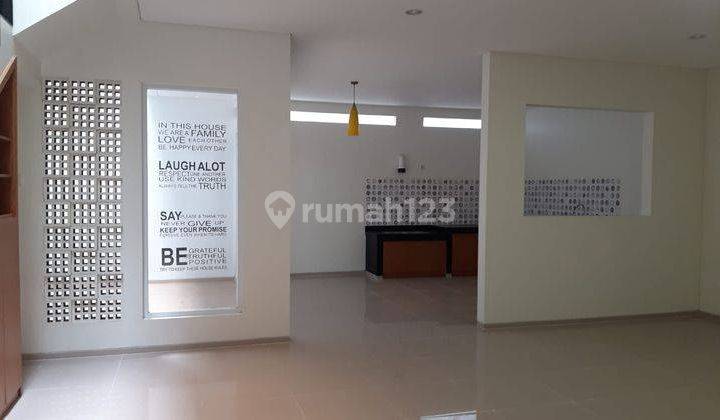 Rumah 2 Lantai Bagus Semi Furnished SHM di Singgasana Pradana, Bandung 1