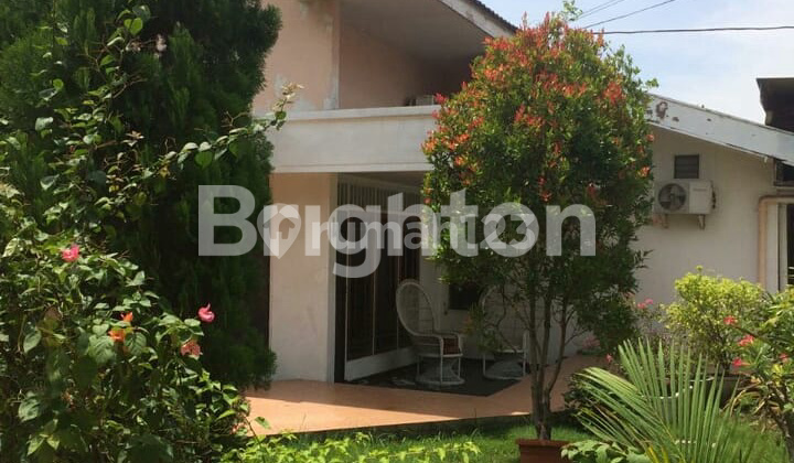 Klampis Semolo. Corner House. Suitable for Business House, Office, Course Venue, Warehouse. Spacious Parking Fits 8 Cars. 2