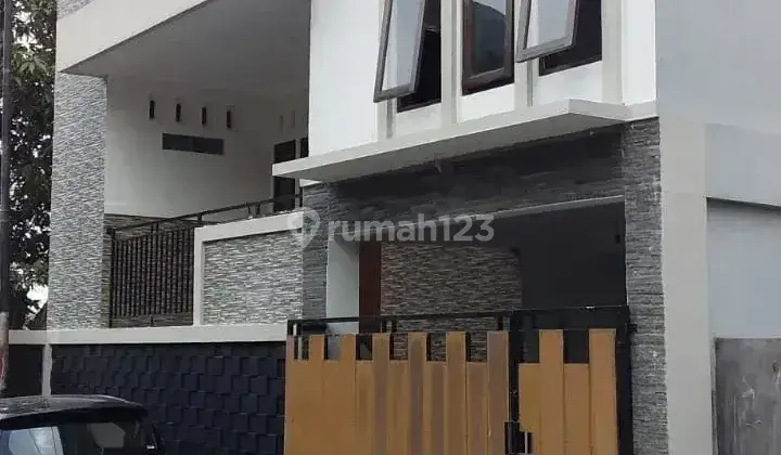 Jual Rumah 2 Lantai SHM Bagus di Jalan Kawi 1