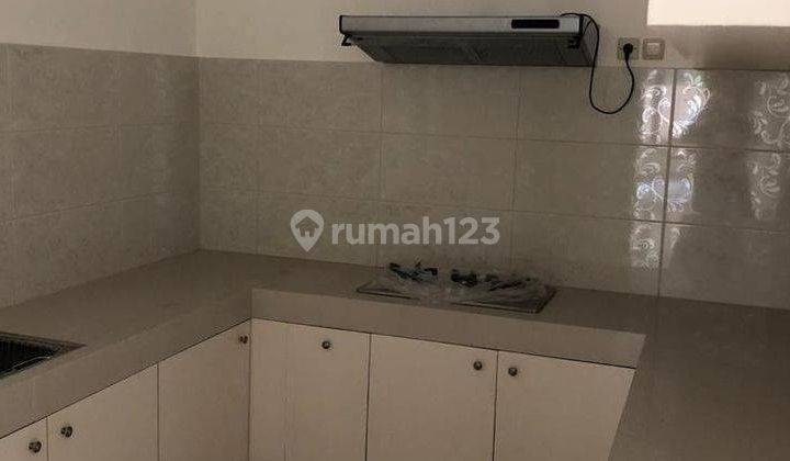 Rumah 2 Lantai Bagus Sekali SHM di Taman Royal, Tangerang 2