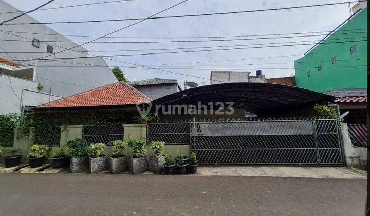 Rumah strategis di jatinegara jalan lebar 3 mobil siap huni 1