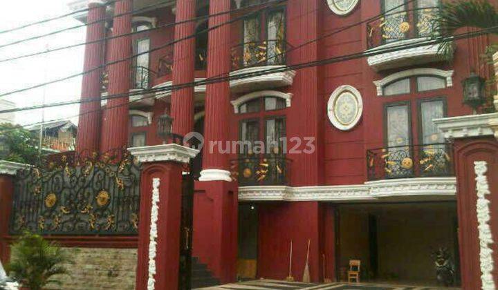 Rumah di jakarta pusat 3 lantai berkolam renang siap huni 1