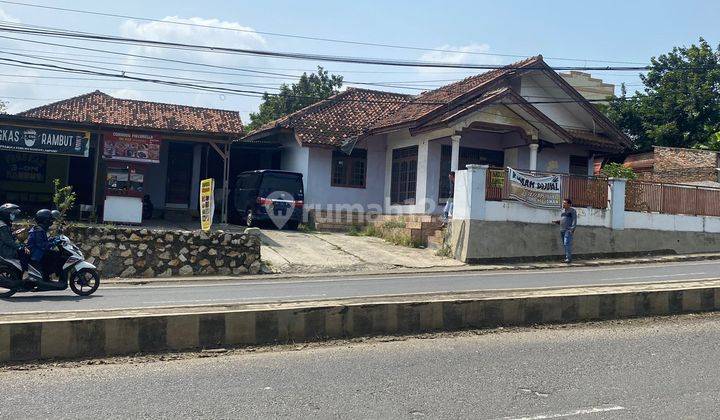 Rumah Pinggir Jalan  Utama Pramuka 1