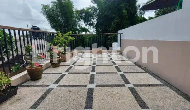 RUMAH DUA LANTAI DENGAN KOLAM RENANG 2