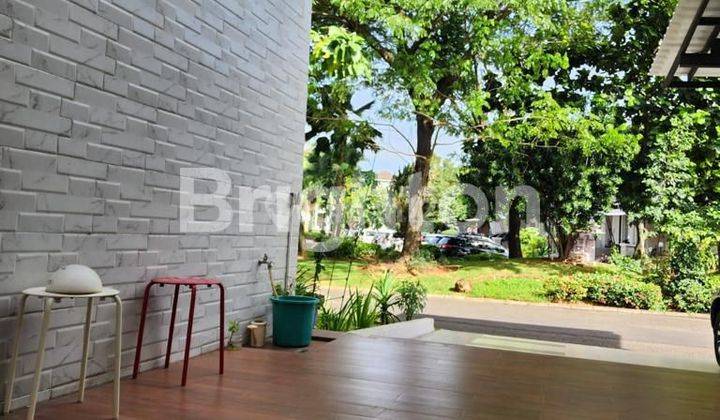 Rumah 2 lantai sudah direnovasi cantik, semi furnished posisi hoek di Pondok Hijau Golf (PHG) 2