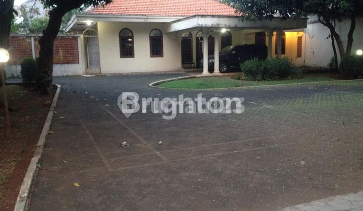 RUMAH DENGAN HALAMAN LUAS