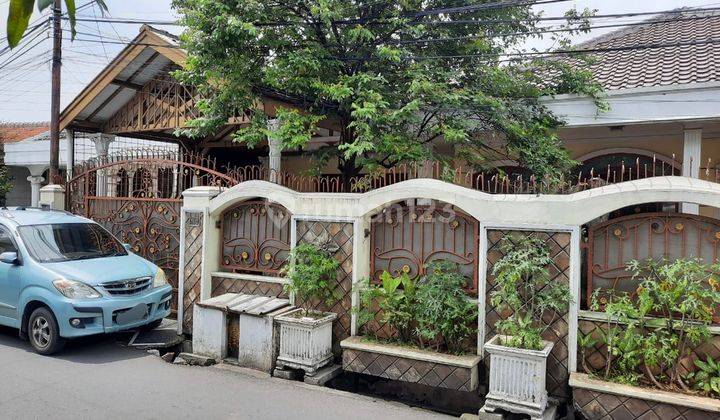 Rumah Bergaya Klasik Di Utan Kayu, Jakarta Timur 1