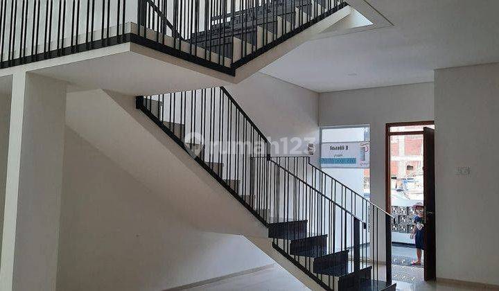 Rumah 2 Lantai Baru Unfurnished HGB di Singgasana Pradana, Bandung 1