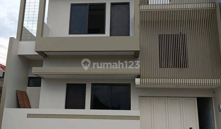 Rumah 2 Lantai Baru Di  cluster Singgasana Pradana Depan Sekolah 1